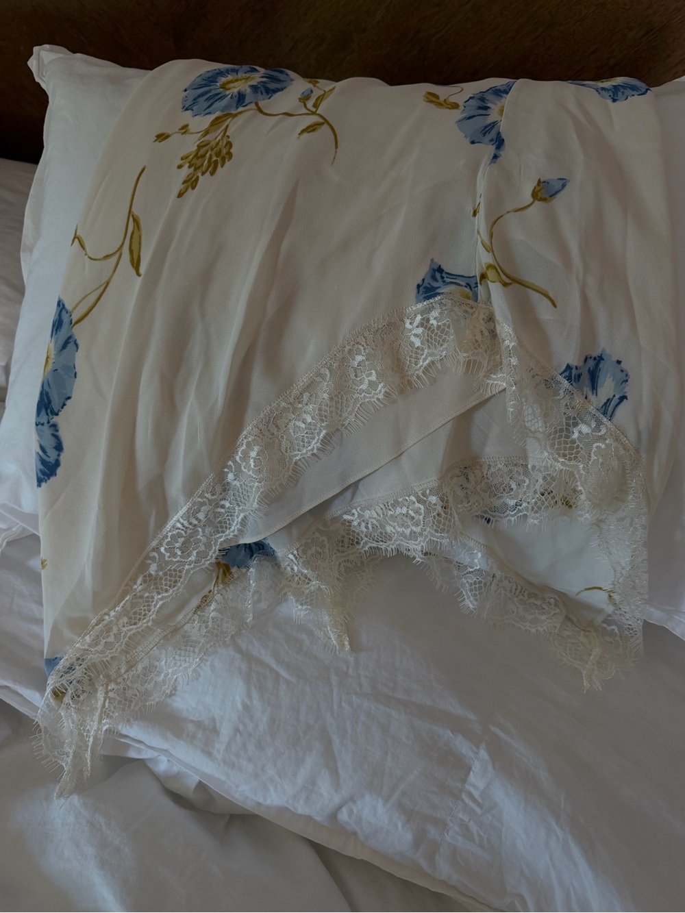 New Reformation Liliana Lace Handkerchief
Hem Skirt in Glorious 💛 - Picture 7 of 8